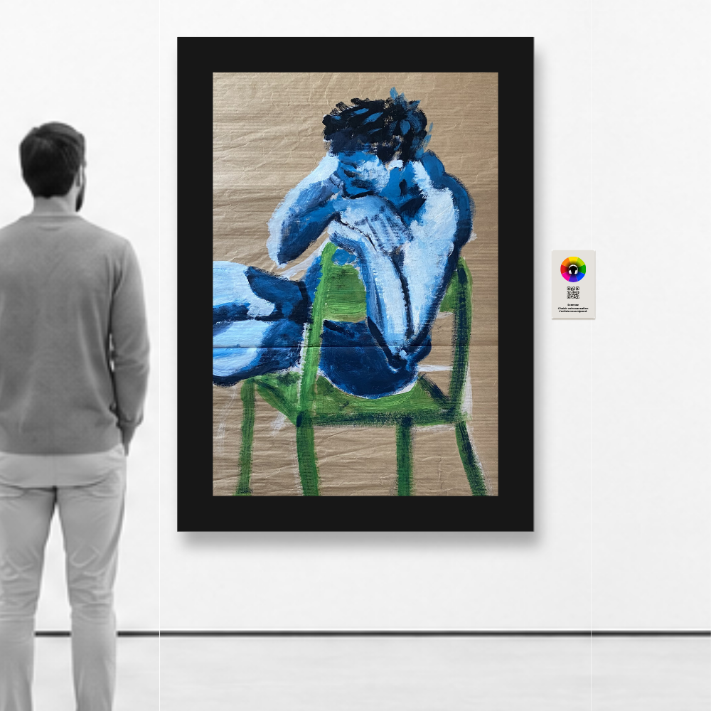 un visiteur face à une oeuvre d'art en exposition