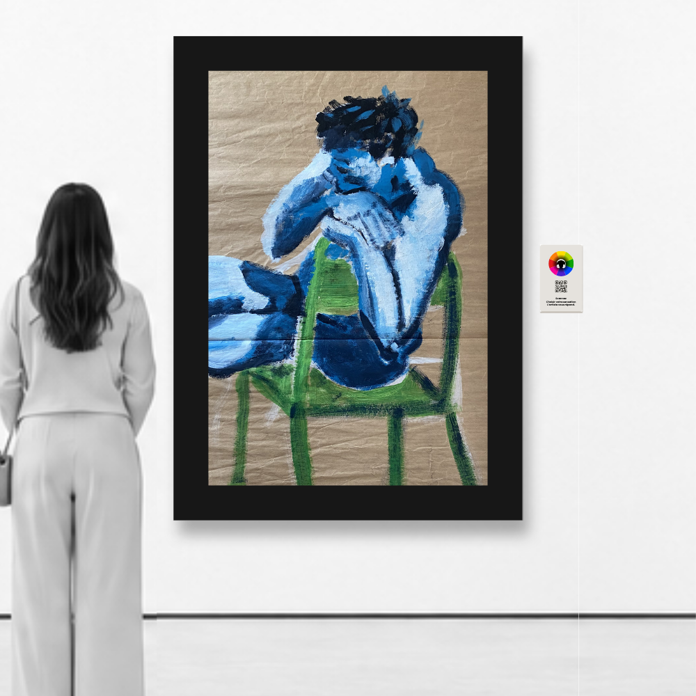 un visiteur face à une oeuvre d'art en exposition