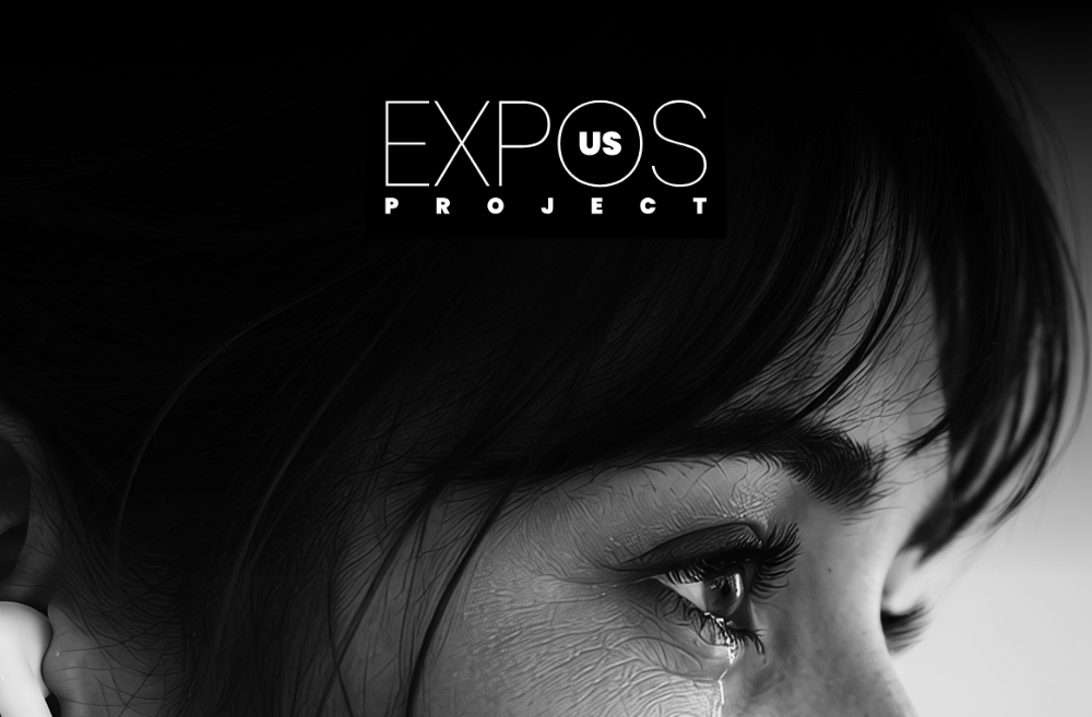 zoom sur le haut du visage d'une femme de profil qui regarde une oeuvre d'art. elle a les larmes aux yeux, en écoutant l'audio que l'artiste a enregistré pour elle